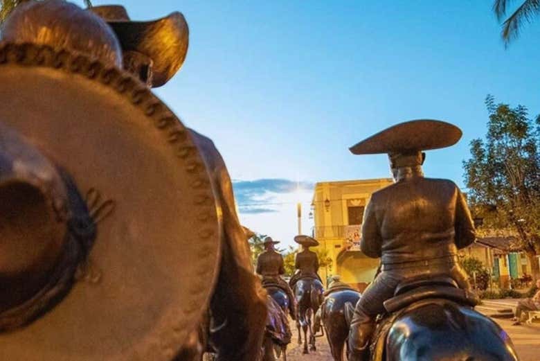Estatuas de charros en el centro de Villa de Álvarez