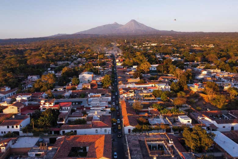 Vista panorâmica de Comala com o vulcão Colima ao fundo