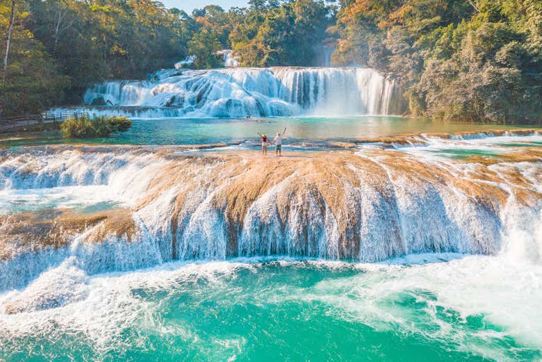 Contemplando as cascatas Água Azul 