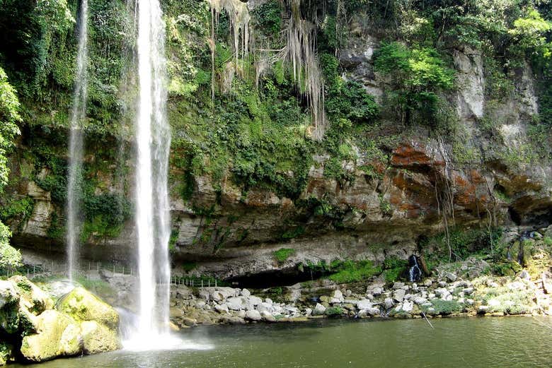 Contemplando a cascata Misol-Ha