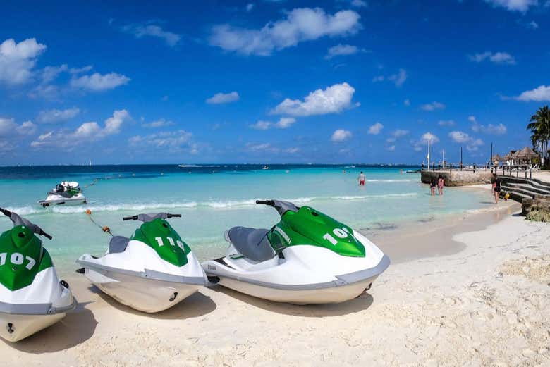 Jet skis sur la plage 