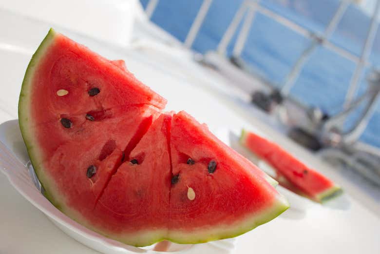 Frutta fresca nel tour privato in catamarano a Cozumel