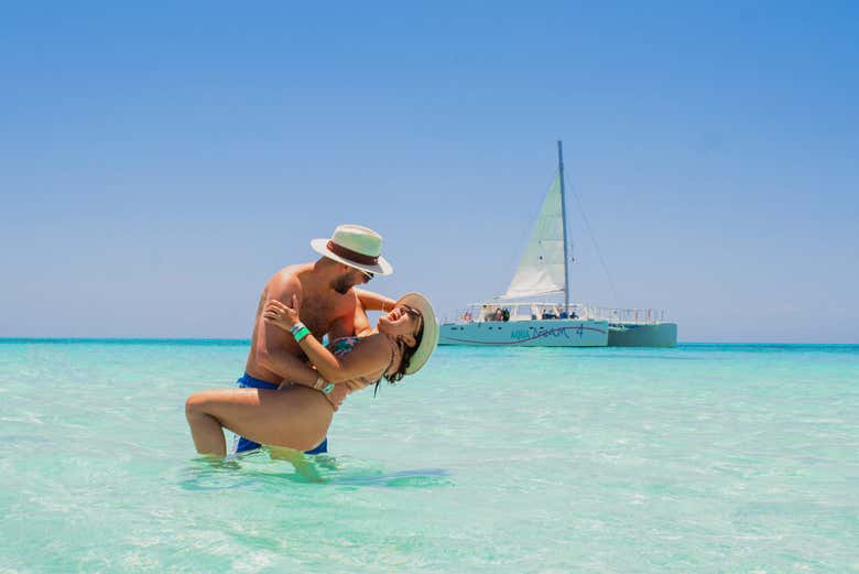 Disfrutando de un momento romántico en las aguas de Cozumel