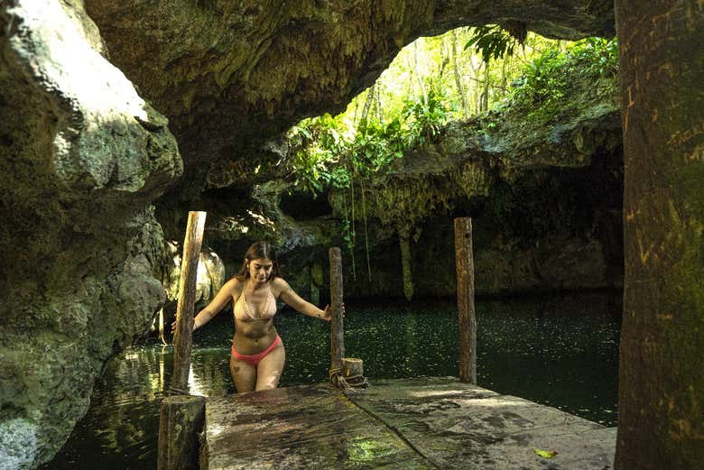 Un chapuzón en la cueva de Jade