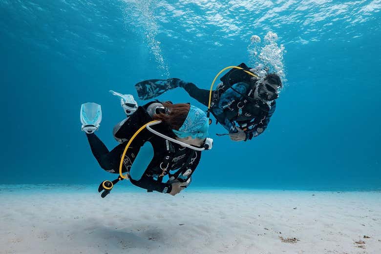 Dos compañeros poniendo en práctica lo aprendido en el mar