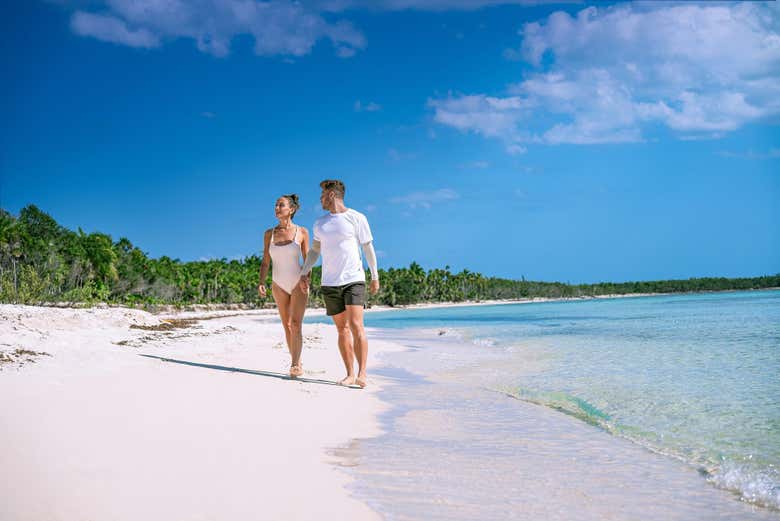 Una pareja paseando por la playa