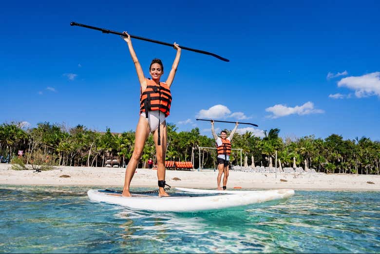 Disfrutando de una actividad de paddle surf