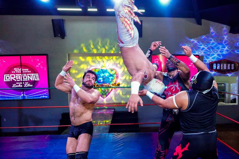 Experience the epic battle between rudos and técnicos