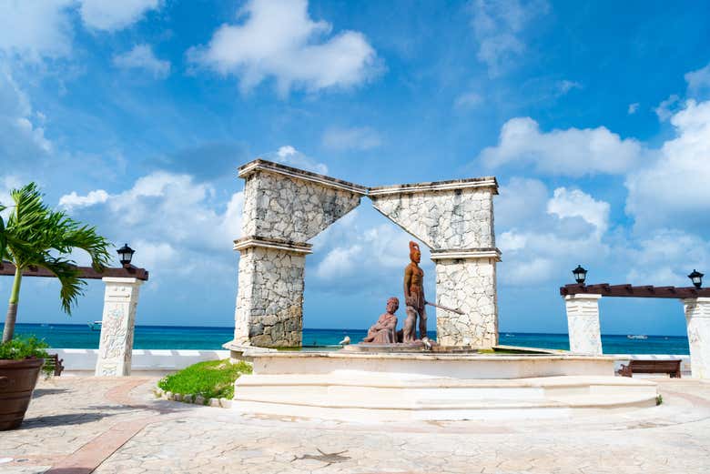 Monumento al Mestizaje en el malecón de Cozumel