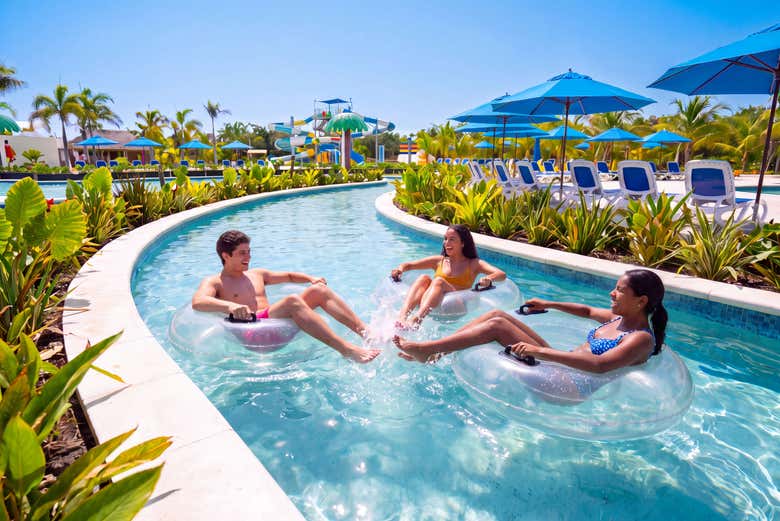 Relax en una de las piscinas del parque