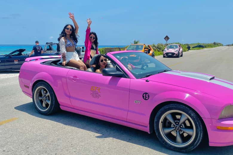 Amigas no Mustang conversível