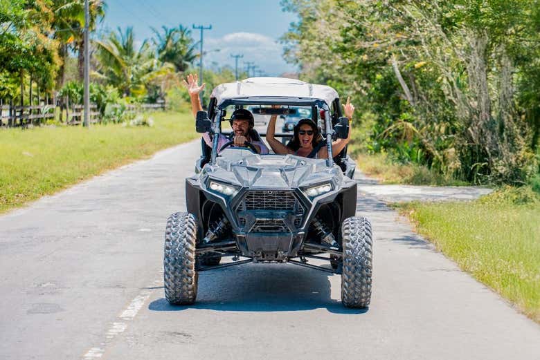 Paseando en buggy por KUZÁ Beach & Adventure Park