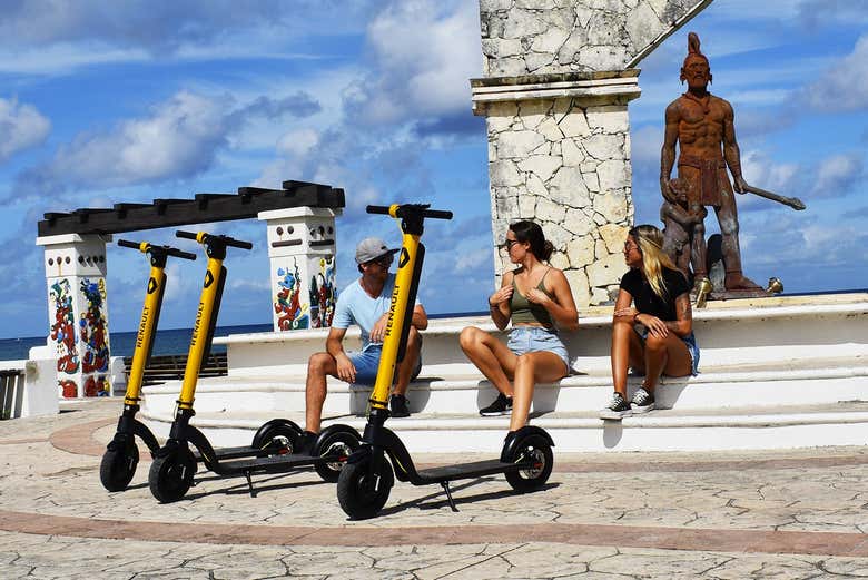Con los patinetes eléctricos en el Monumento al Mestizaje