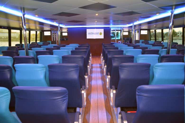 Asientos en el interior del barco