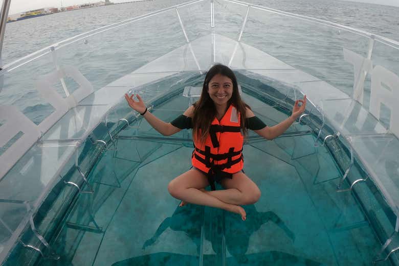 Sentada en el suelo transparente del barco