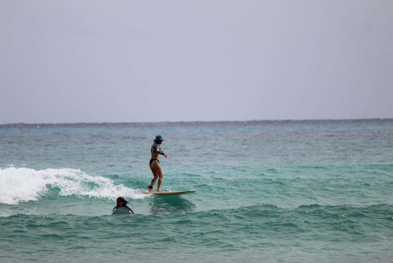 Surcando olas en Cozumel