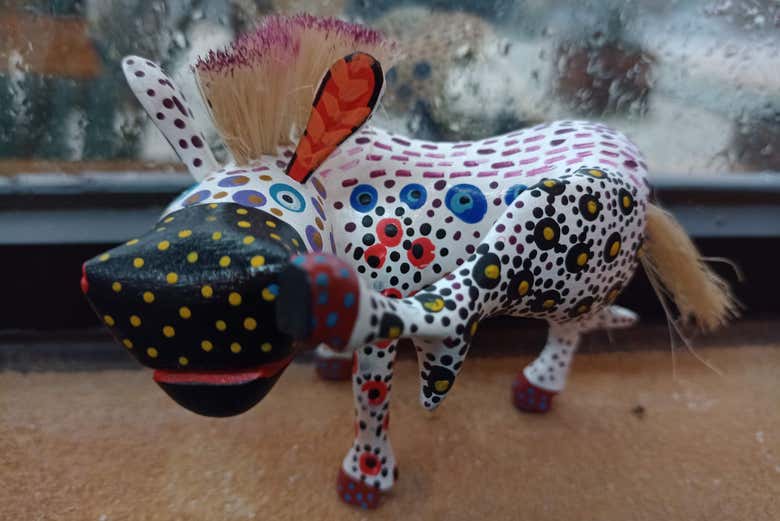 Los alebrijes son esculturas coloridas y mágicas