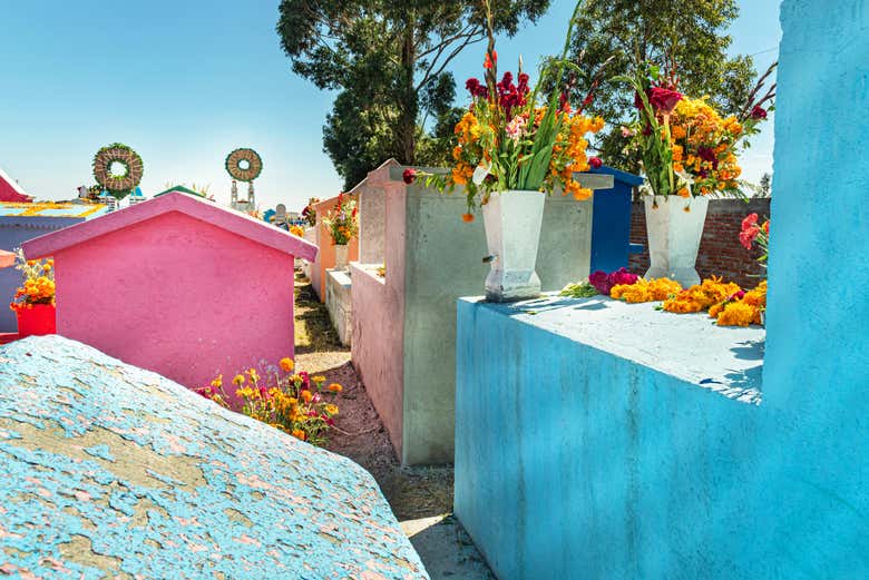 Decorazioni sulle tombe del cimitero