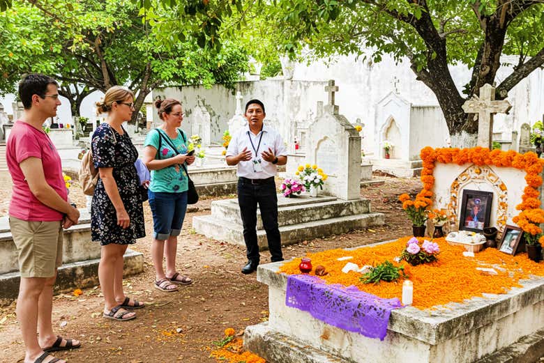 Una visita al cementerio en el Día de Muertos