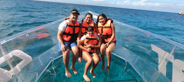 Patinete eléctrico, barco transparente y entrada a un club de playa de Cozumel
