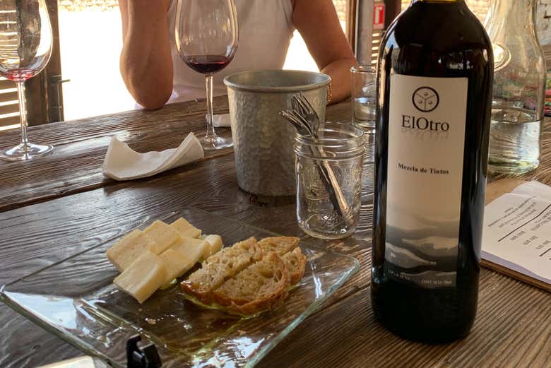 Botella de vino con un plato de queso