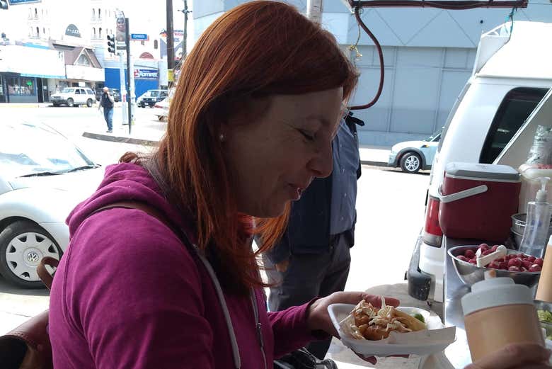 Probando un rico taco