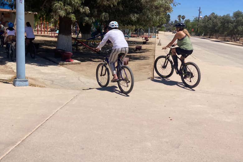 Cruzando el pueblo el Porvenir