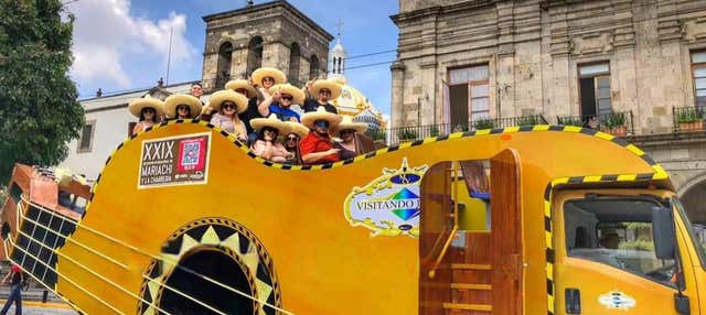 Cena con espectáculo de mariachis + Autobús guitarra