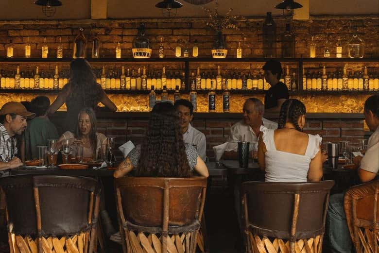 Disfrutando de la cata de tequila