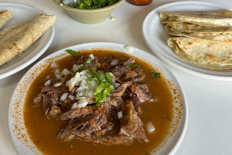 Degustando una birria tradicional de chivo