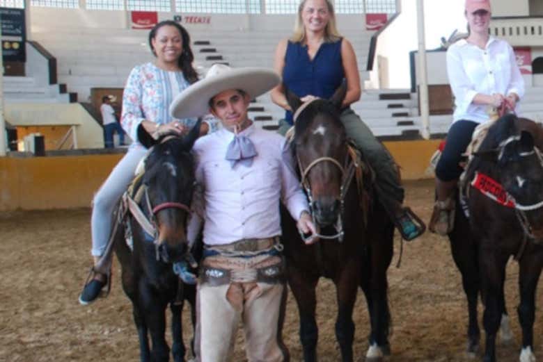 Con i cavalli nel lienzo charro