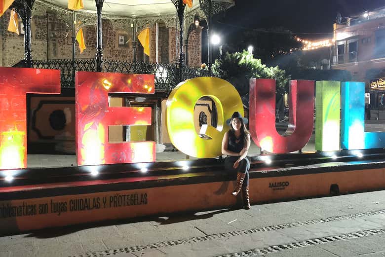 Devant le panneau de la ville de Tequila