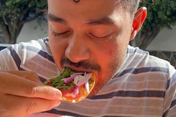 Comiendo un delicioso taco