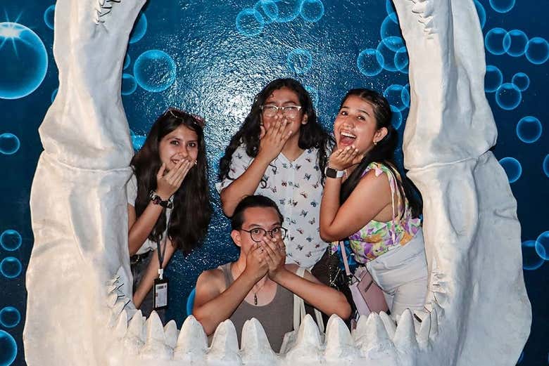 In posa con la dentatura di uno squalo nell'Acquario Michin