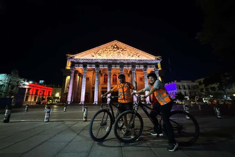 Aproveitando o passeio de bicicleta à noite