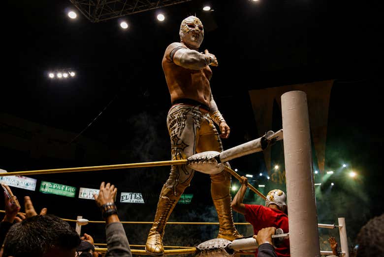 Un luchador se presenta ante el público