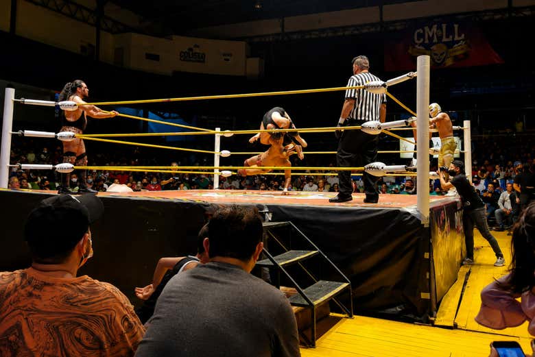 Los luchadores emplean increíbles movimientos