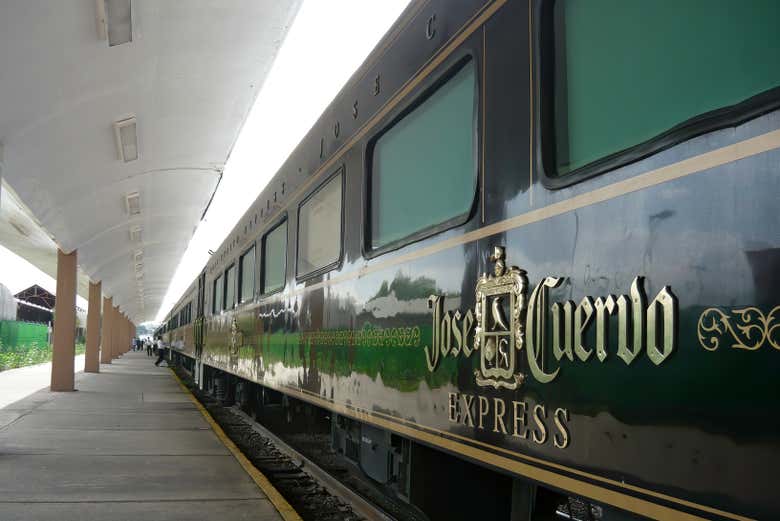 A punto de subir en el José Cuervo Express