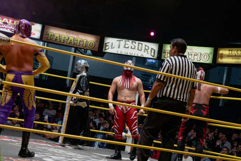 Watch an exciting lucha libre fight