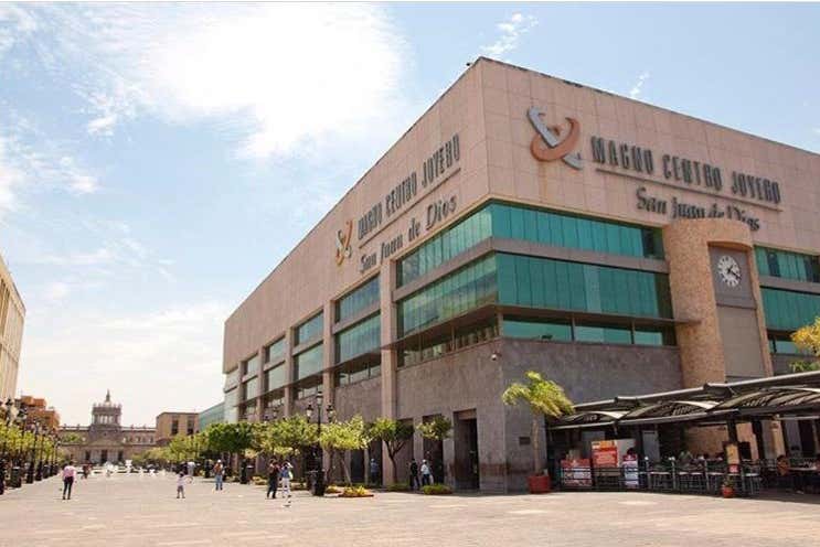 Visiting a jewelry center