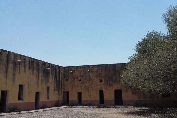 Mesmo edifício abandonado de outra perspectiva