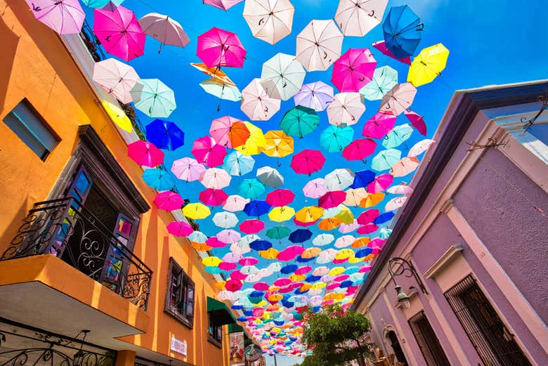 Paraguas coloridos decorando las calles de Tlaquepaque