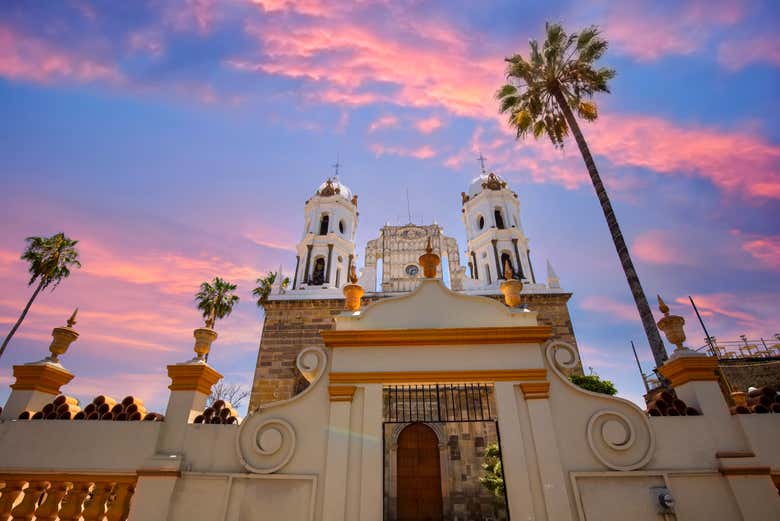 Admiring the Church of San Pedro Tlaquepaque