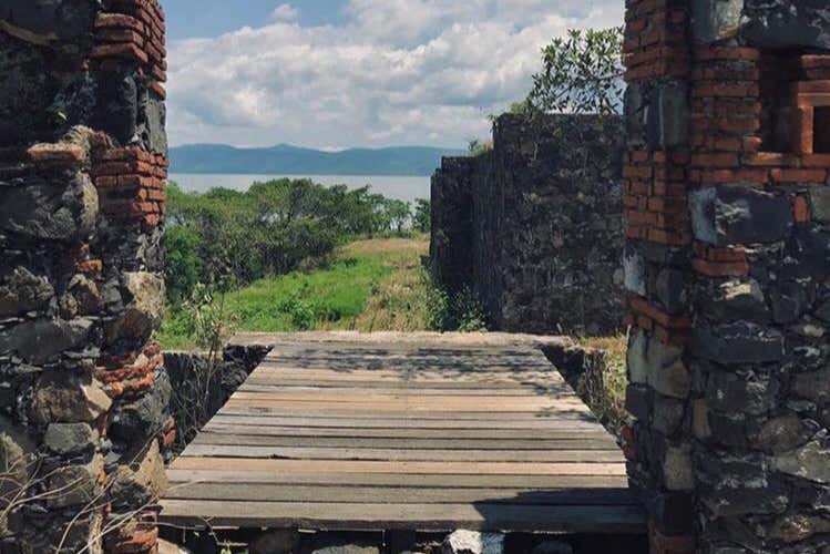 Ponte entre ruínas na ilha Mezcala
