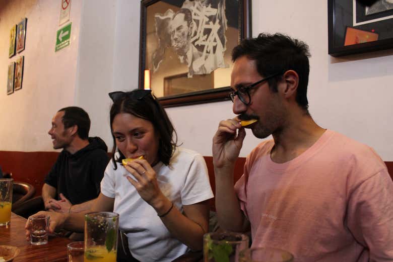 Bebiendo un tequila con limón y sal