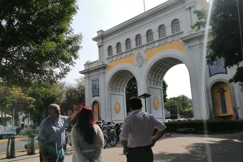 Frente a los Arcos de Guadalajara