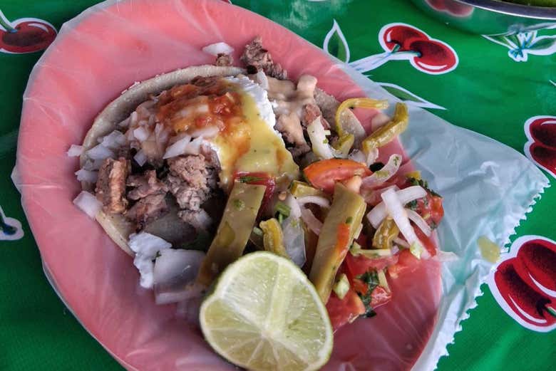 Típico taco de carne asada durante el tour gastronómico