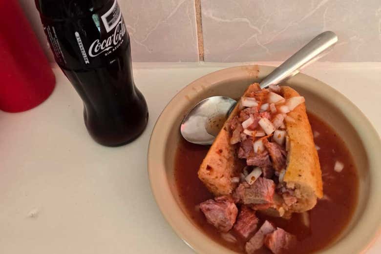 Tout est prêt pour déguster la torta ahogada