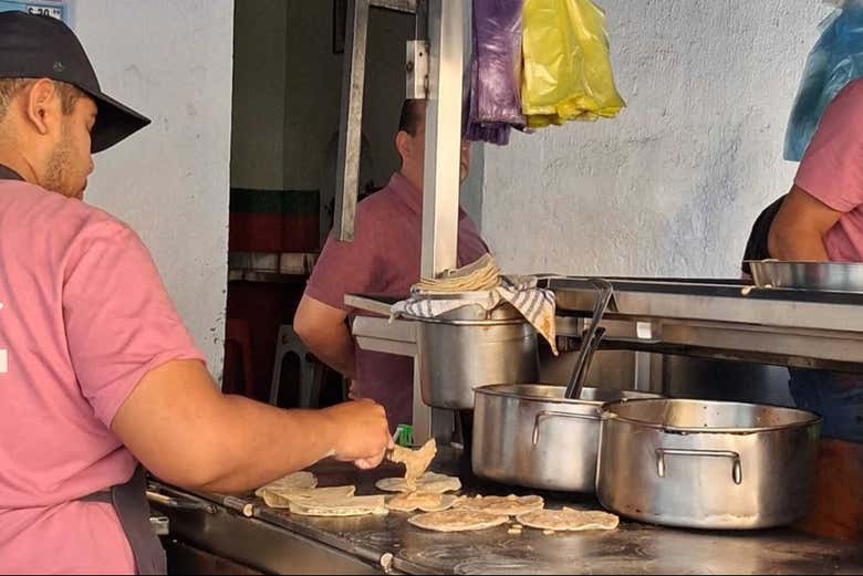 Homme cuisinant pendant la visite gastronomique
