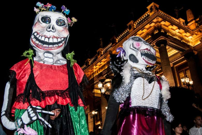 En la callejoneada también participan gigantes y cabezudos